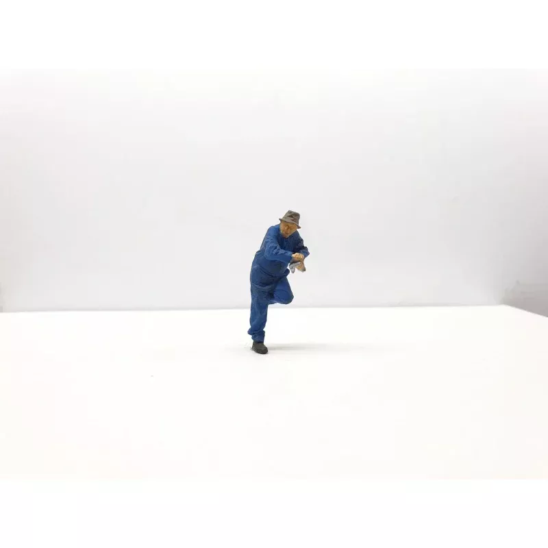 Andlan Models -UNPAINTED Driver Standing 30 Class Tank HO Scale (D05-87)