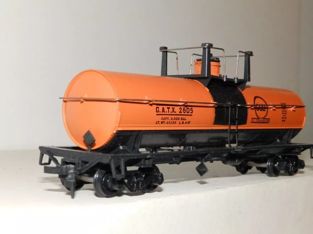 Athearn 1550 HO Scale Single Dome Tank Car (Blue Box Kit) Gulf GATX 2605