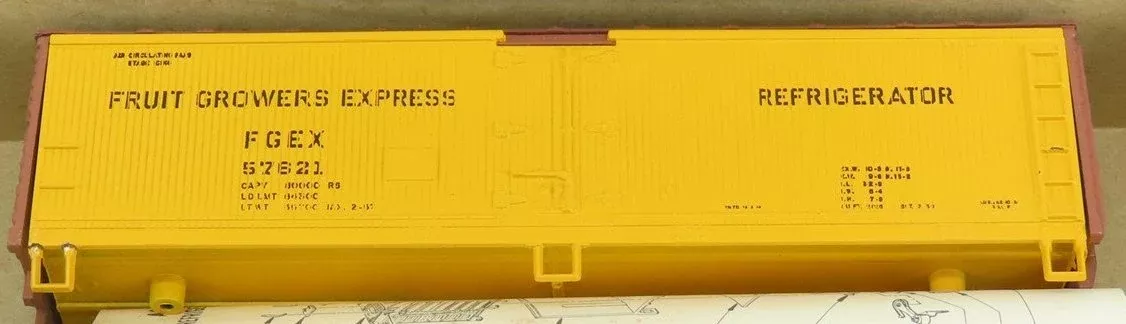 Athearn 5218 HO Scale 40' Wood Reefer (Blue Box Kit) Fruit Growers Express FGEX 57630