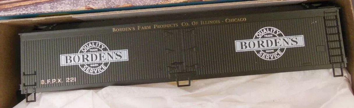 Athearn 5348 HO Scale 50' Express Reefer (Blue Box Kit) Borden's BFPX 221