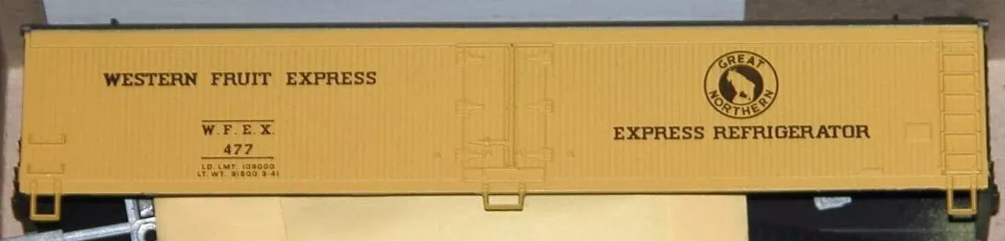 Athearn 5353 HO Scale 50' Express Reefer (Blue Box Kit) GN WFEX 477