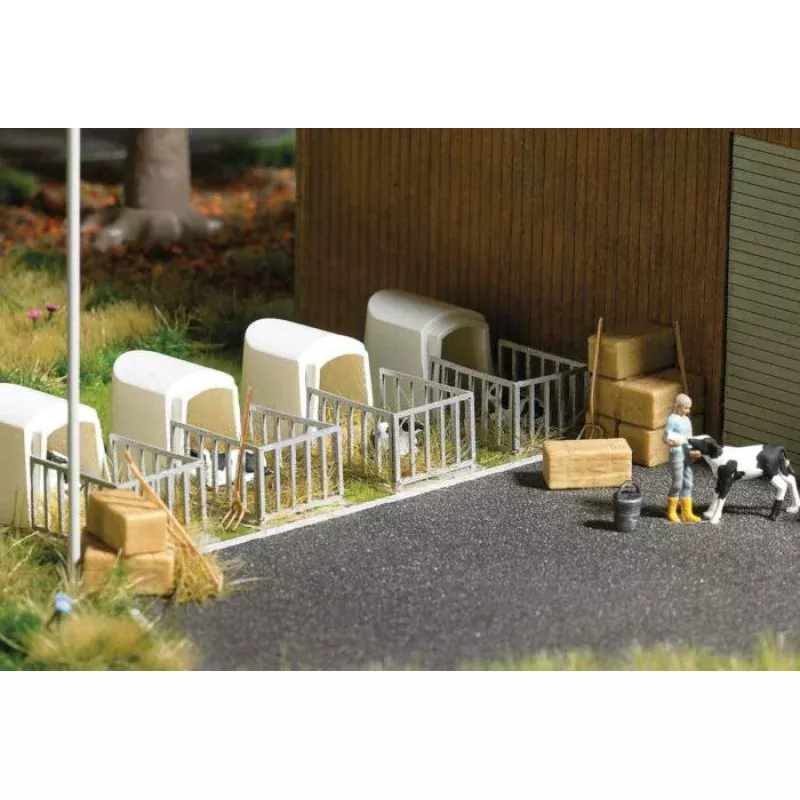 BUSCH #189-7931 Veal Hut - Crate - Action Set -- Calf, Hut with Fence, Stable Tools, Hay Bales. HO