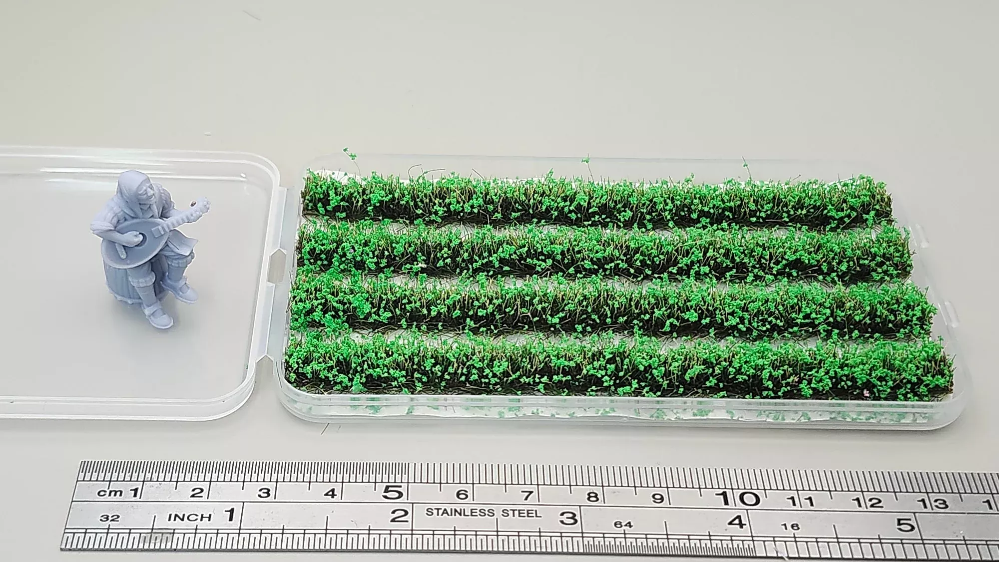 JHT - Green Weiyang Strip Flower Cluster - Self Adhesive Grass Tufts - 8mm height x 108mm long 4per pack